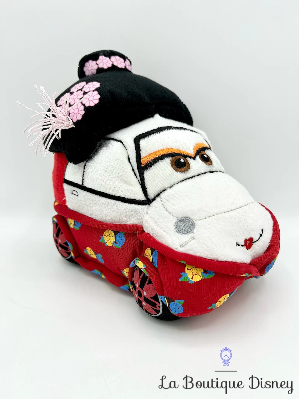 Peluche Okuni Cars 2 Disney Store Voiture Japon Geisha Rouge
