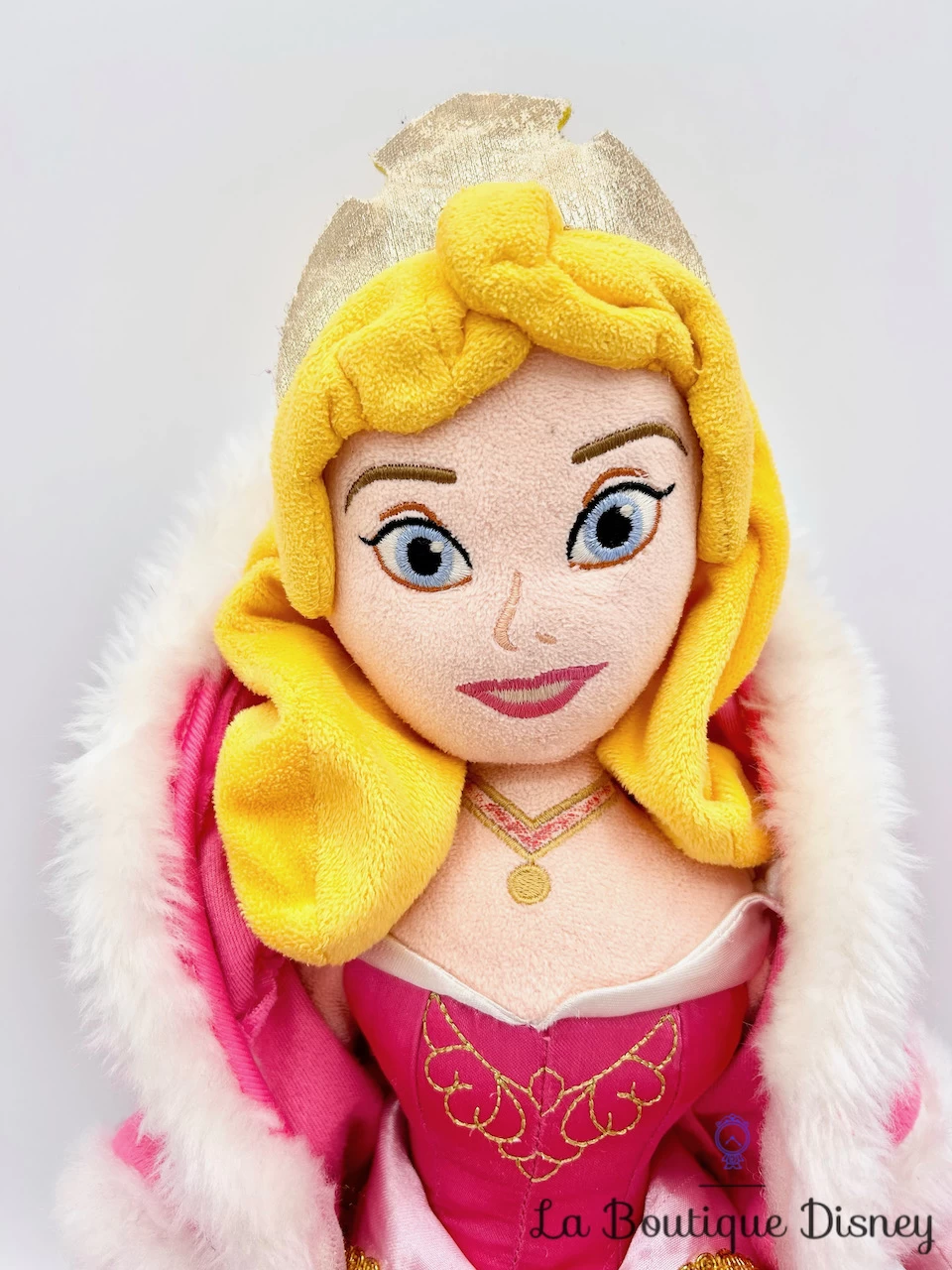Poupée Chiffon Aurore La Belle Au Bois Dormant Hiver Disney Store 2008 Peluche Princesse Rose Manteau Cape 52 Cm – Image 2