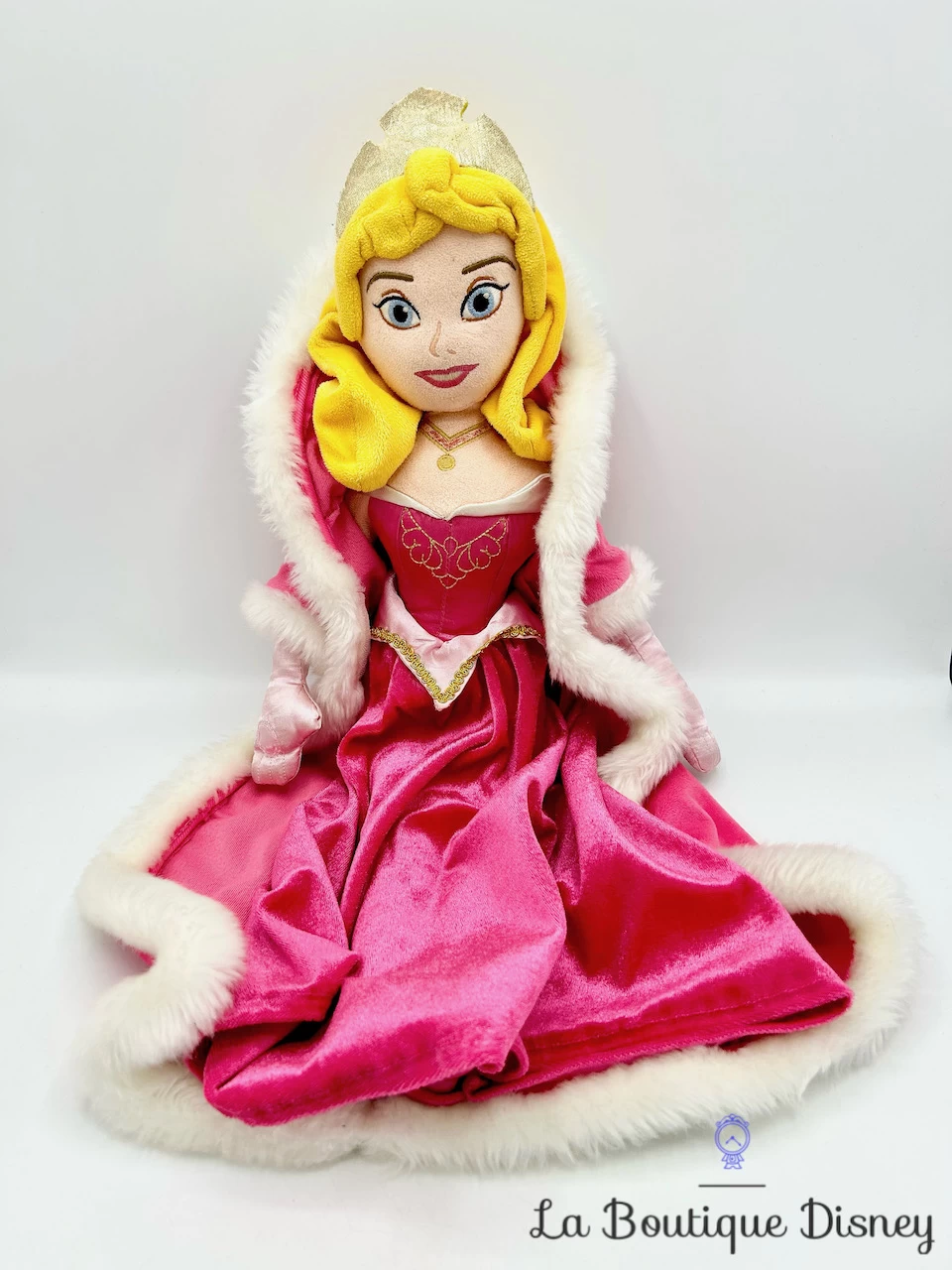 Poupée Chiffon Aurore La Belle Au Bois Dormant Hiver Disney Store 2008 Peluche Princesse Rose Manteau Cape 52 Cm