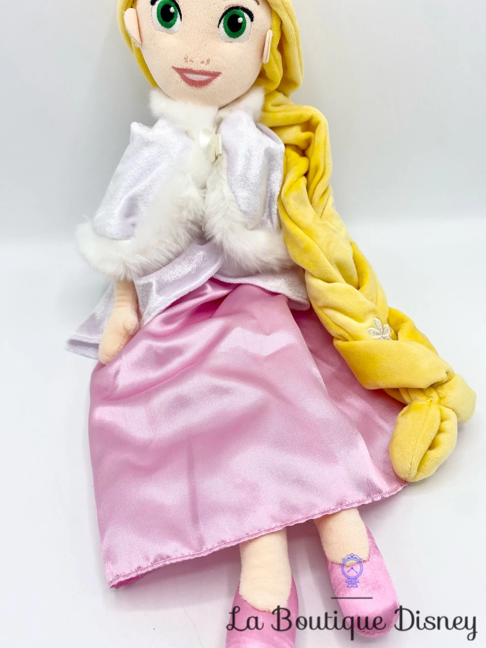 Poupée Chiffon Raiponce Hiver Disney Store Peluche Princesse Robe Rose Cape Blanche 50 Cm – Image 3