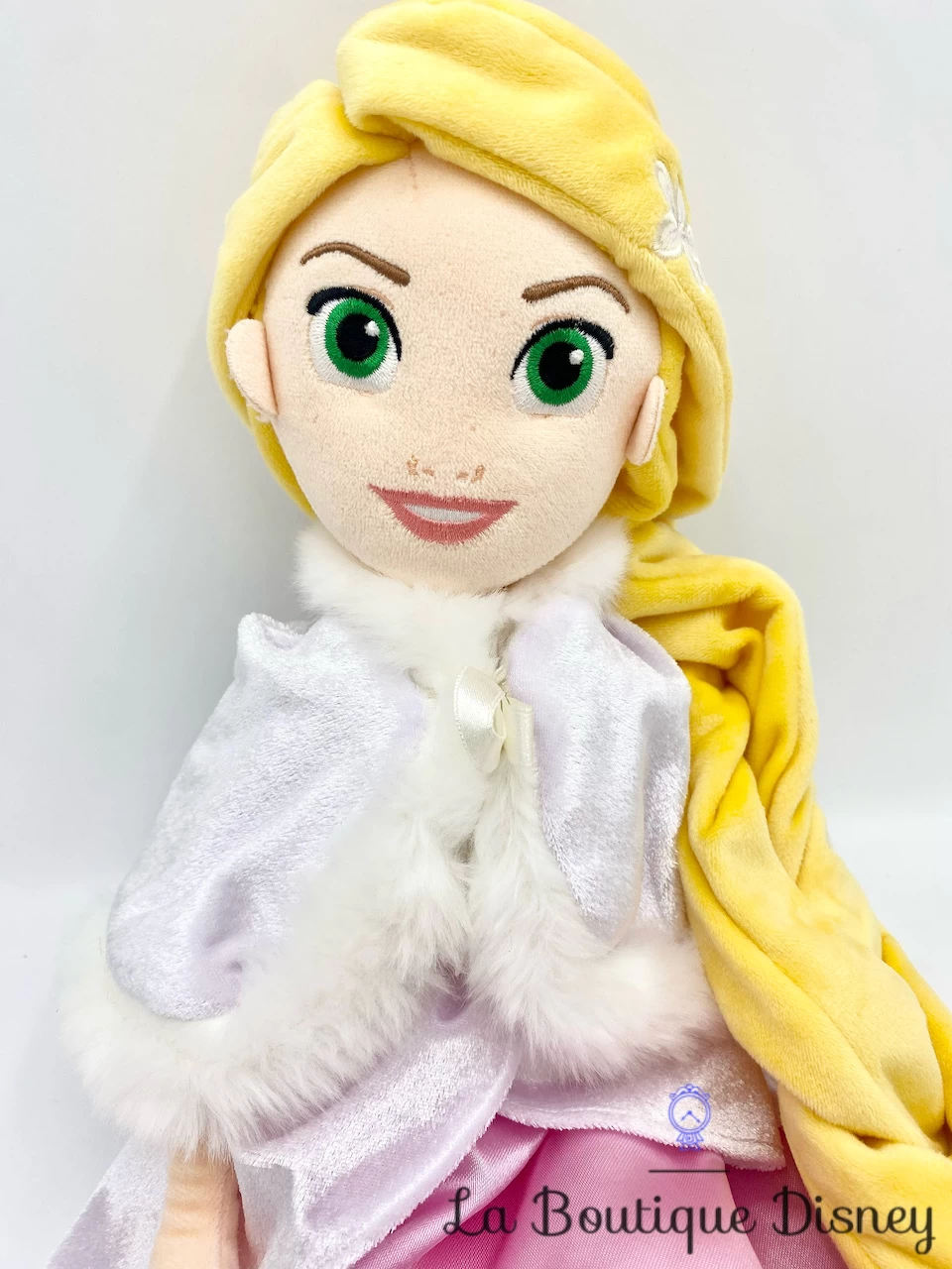 Poupée Chiffon Raiponce Hiver Disney Store Peluche Princesse Robe Rose Cape Blanche 50 Cm – Image 2