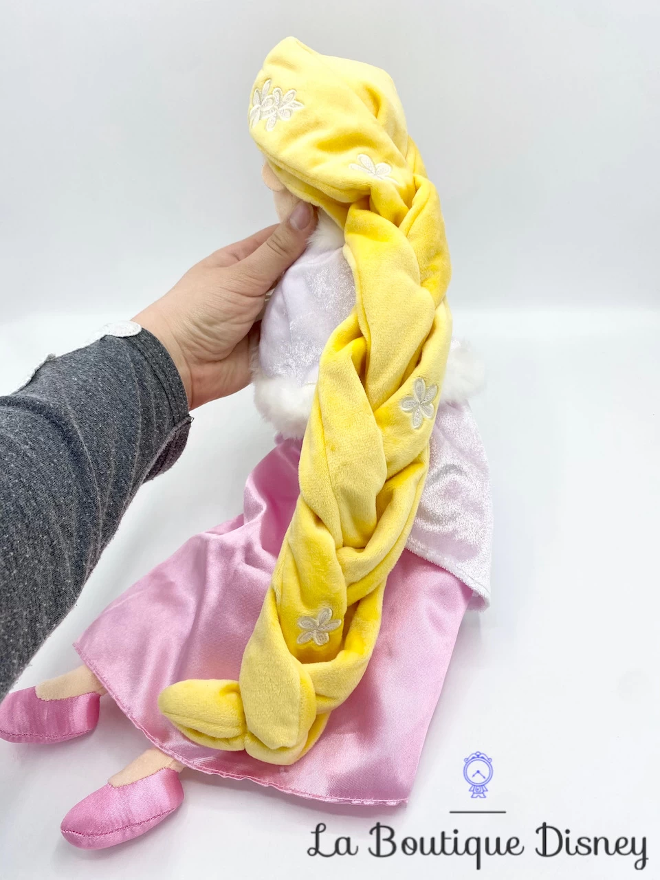 Poupée Chiffon Raiponce Hiver Disney Store Peluche Princesse Robe Rose Cape Blanche 50 Cm – Image 4